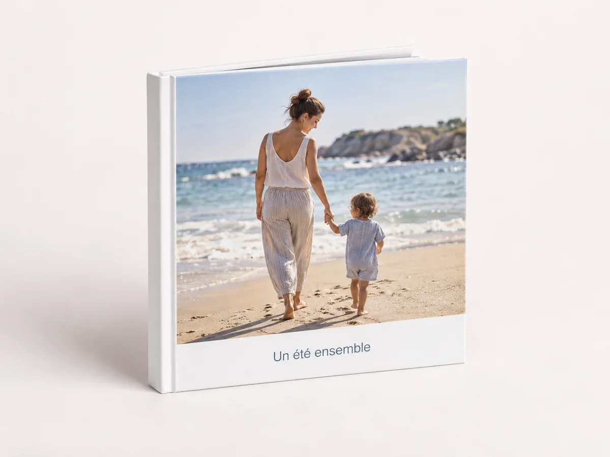 Un livre photo avec un souvenir de vacances à la plage en couverture